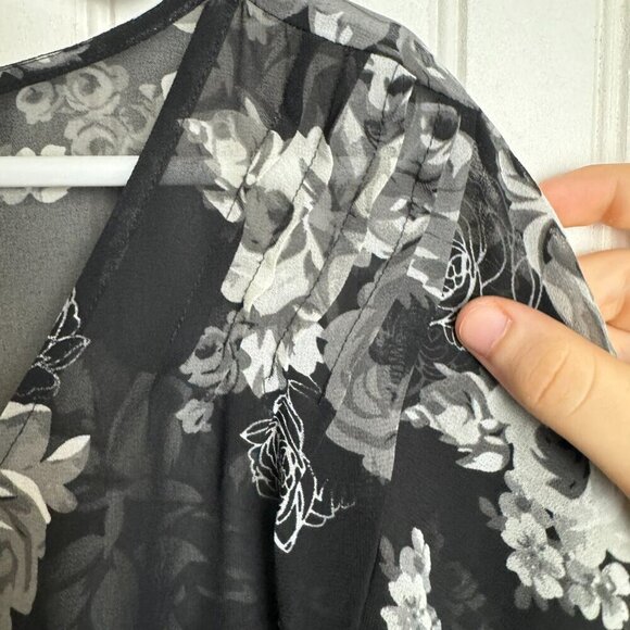 Torrid Black Floral Short Sleeve V-Neck Button Front Top Semi Sheer 1X E5 - Picture 4 of 6
